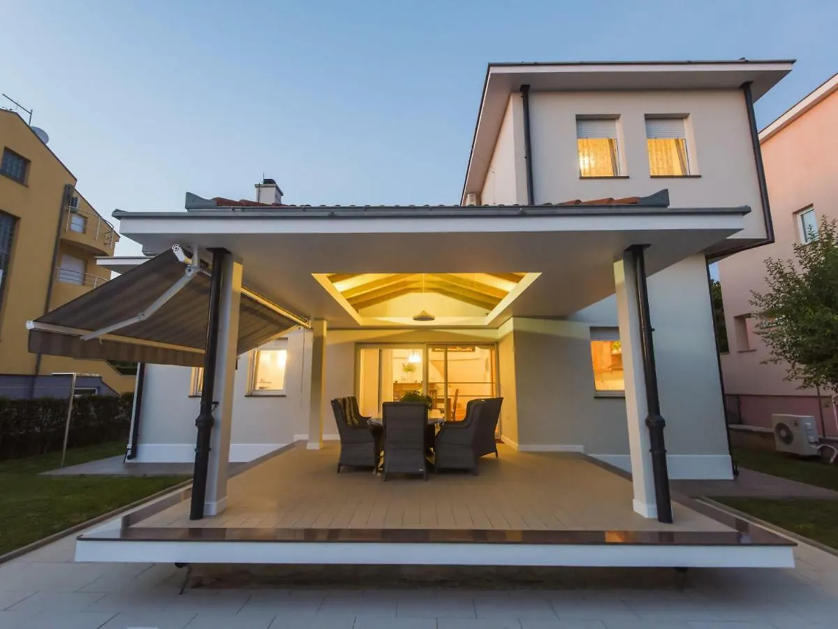 Gorgeous Seaside Villa In Zadar With Swimming Pool 0*,