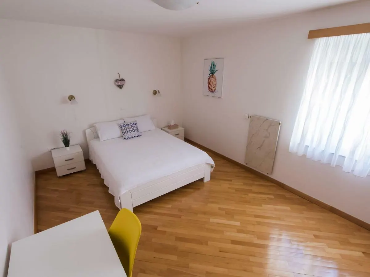 Gorgeous Seaside Villa In Zadar With Swimming Pool