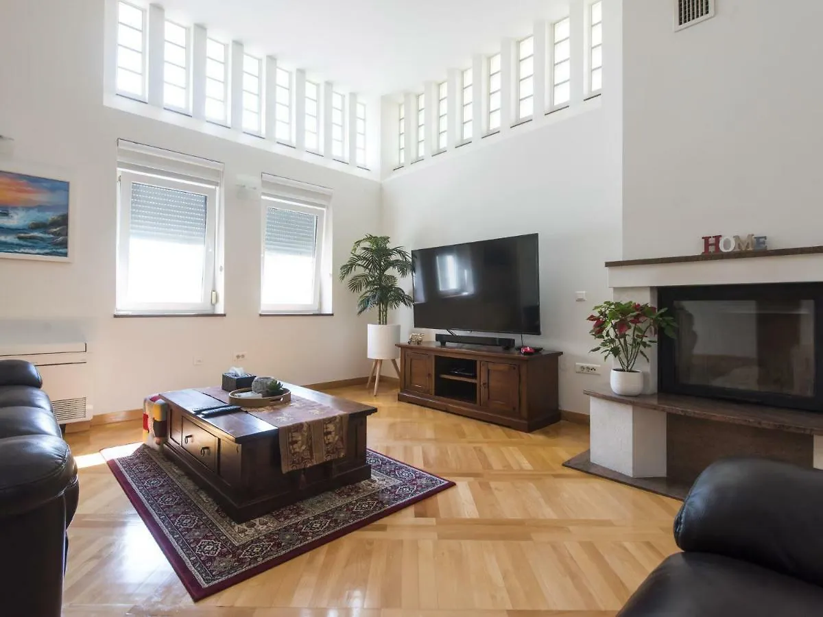 Gorgeous Seaside Villa In Zadar With Swimming Pool